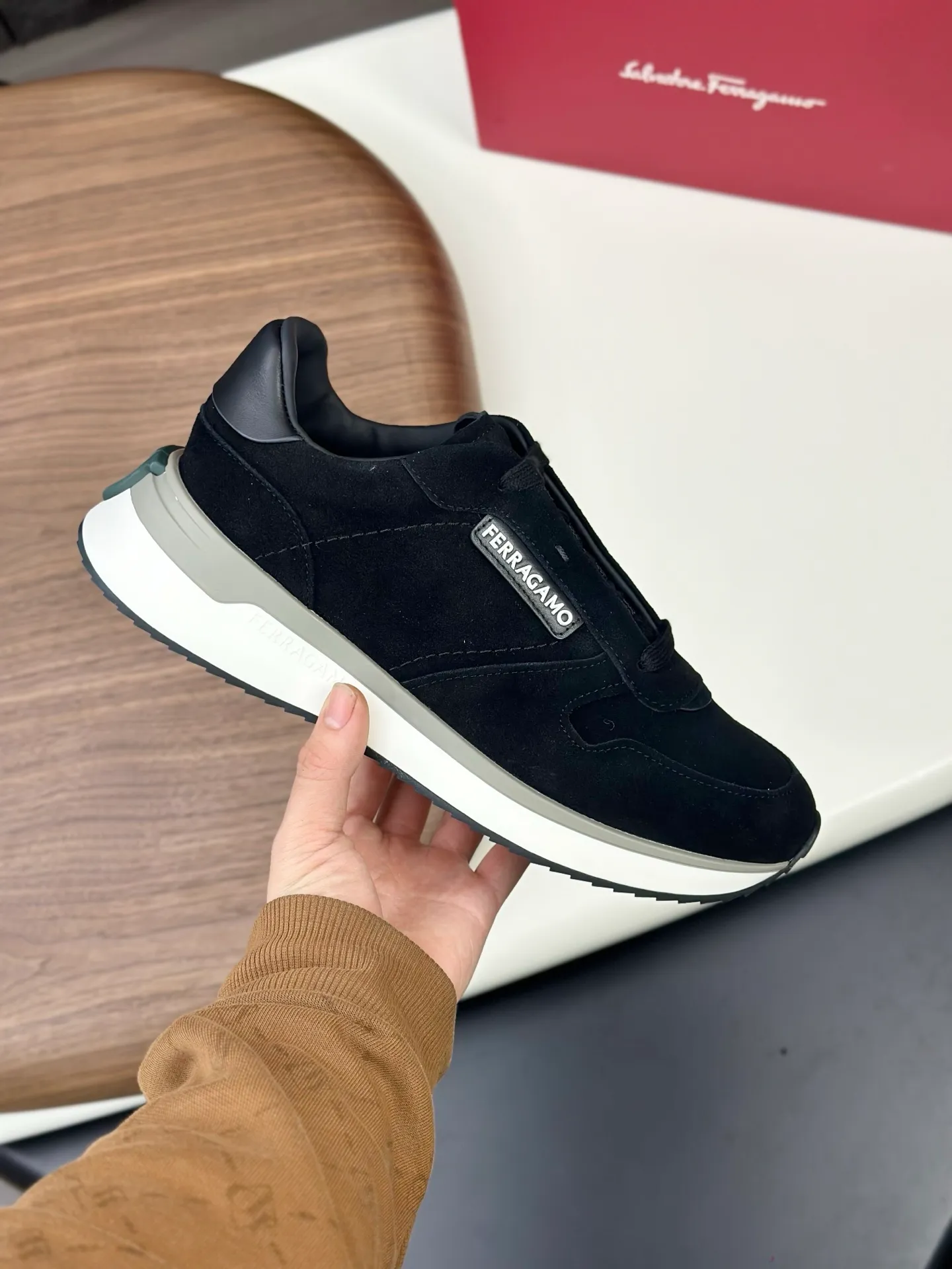 [Ferragamo] Top P: 820💰 Number of yards: 39~44 (38.45 custom-made, non-refundable) Top purchasing agent 🇮🇹 Ferragamo men's casual shoes series, the counter sells the original configuration at the same time, Italian imported cowhide fabric, high-quality splicing technology, imported water-dyed cow lining , Soles: Original foam soles are specially provided by the original factory, and the original factory follows the order. 🔍High quality can be entered and exited the counter at will. Welcome to compare and synchronize with the counter.